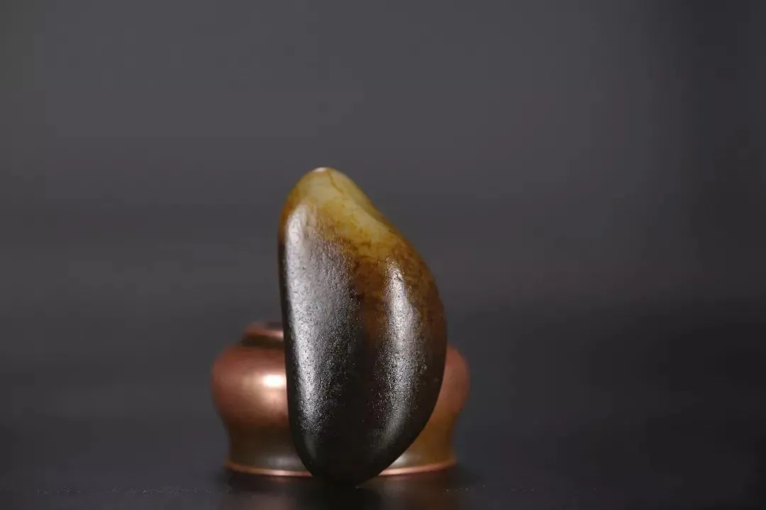 红皮黄皮都不如这种皮，难得一见，籽料油烟皮！